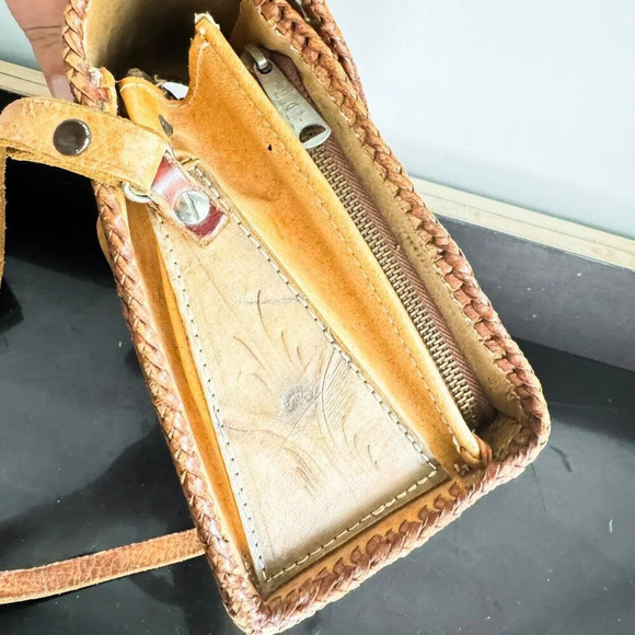 Vintage Leather HandTooled Large Floral Motif Shoulder Bag - Picture 5 of 11